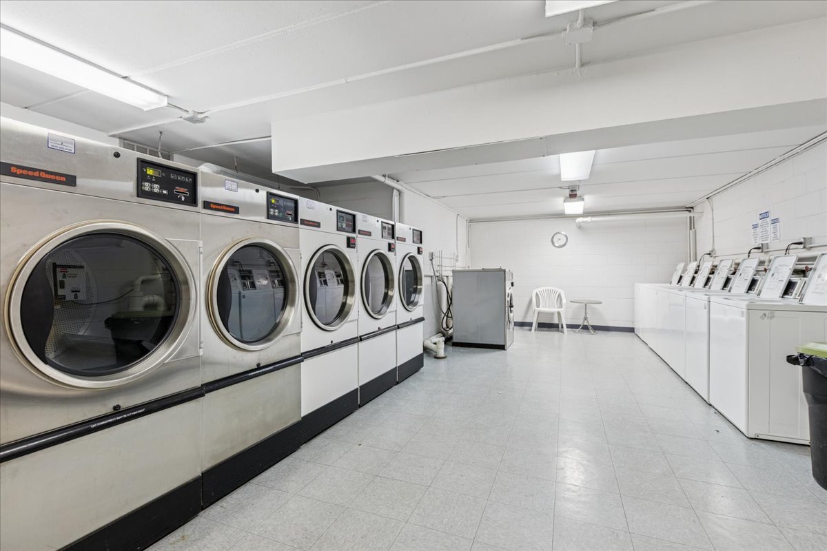 5125 Blodgett Avenue Unit: 208T