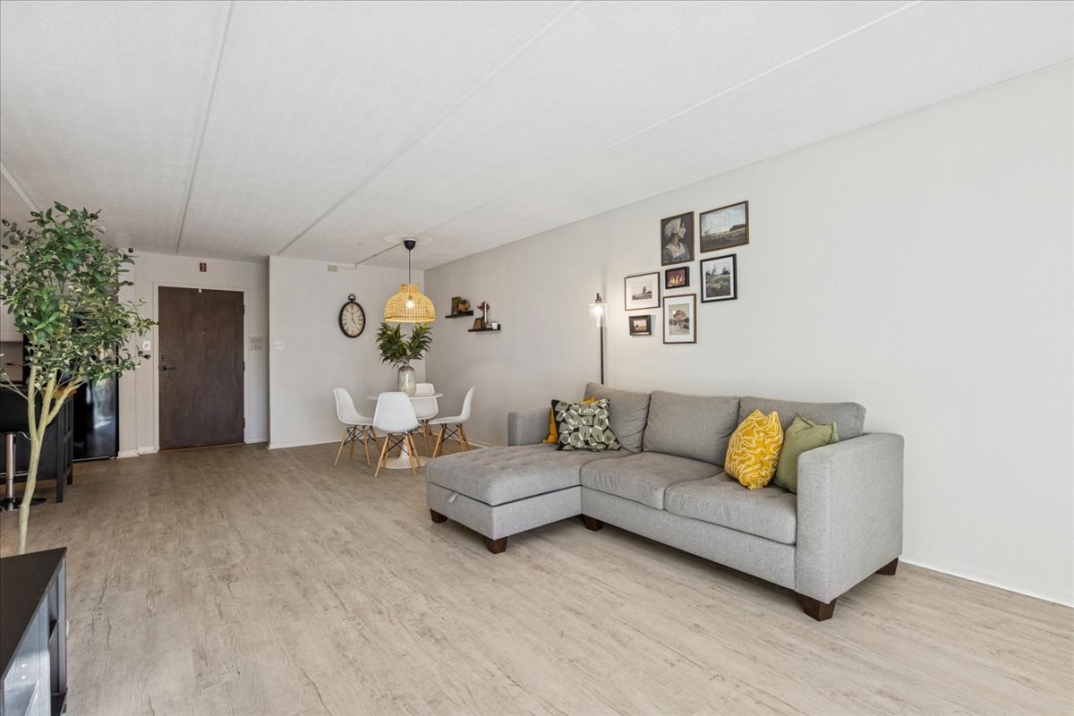 5125 Blodgett Avenue Unit: 208T