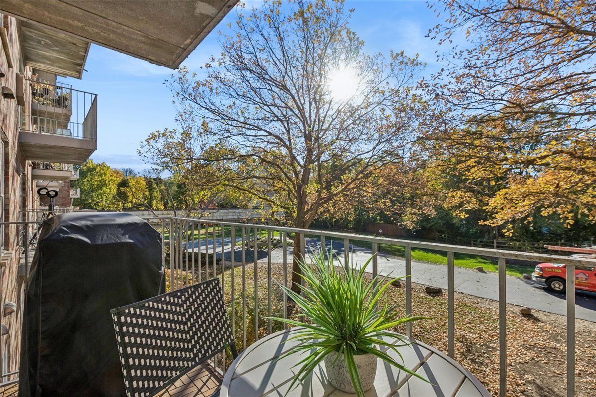5125 Blodgett Avenue Unit: 208T
