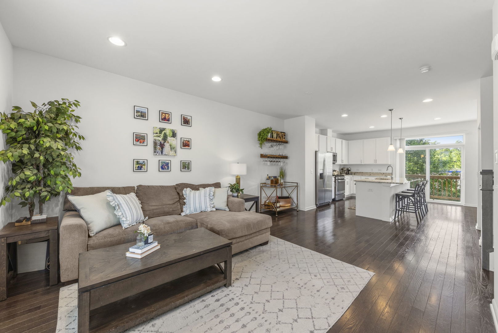 821 W Chase Lane