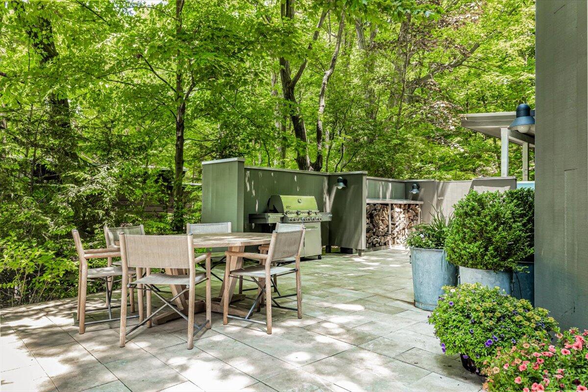 9182 Hemlock Lane