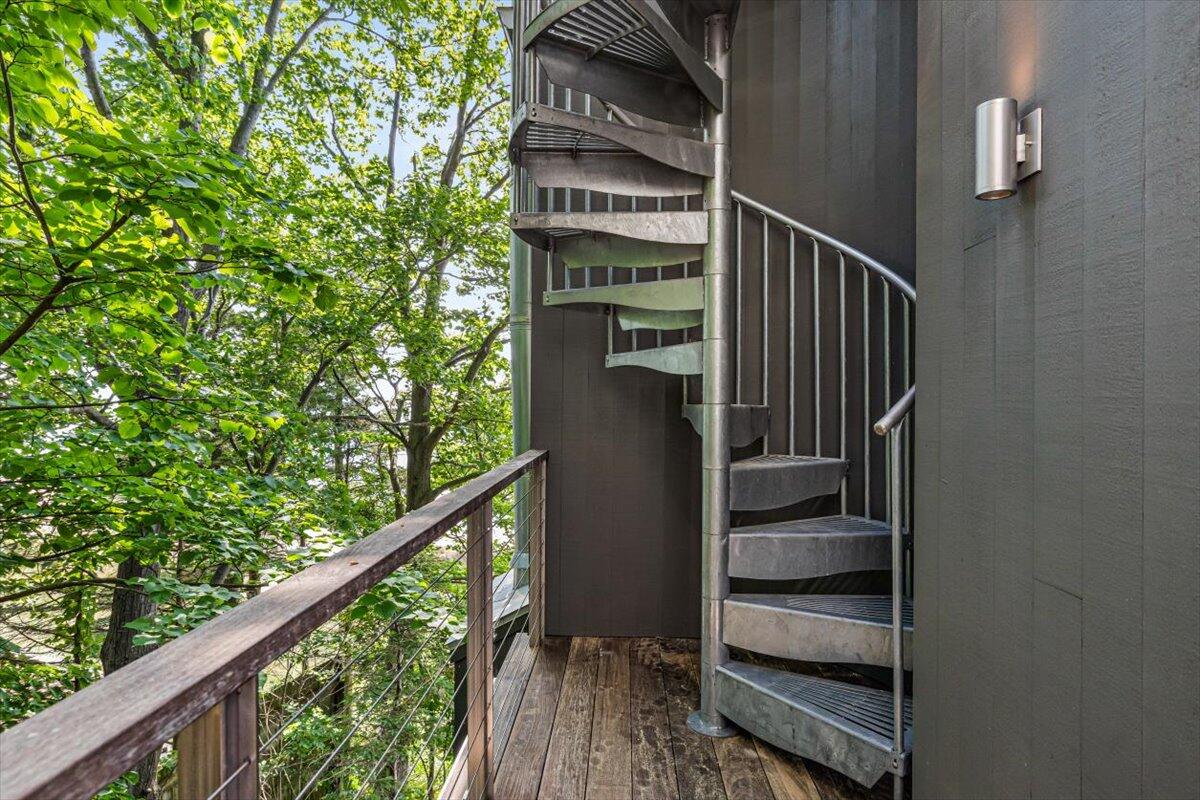 9182 Hemlock Lane