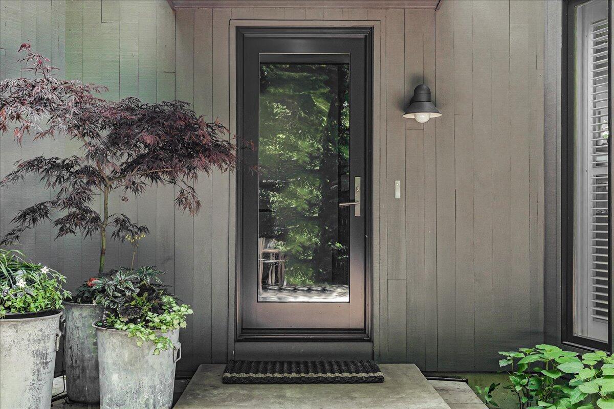 9182 Hemlock Lane