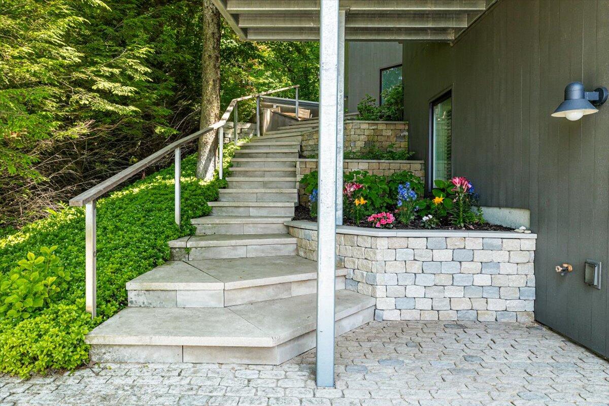 9182 Hemlock Lane