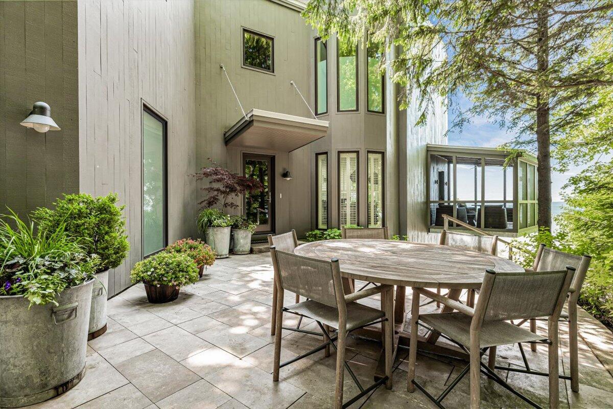 9182 Hemlock Lane