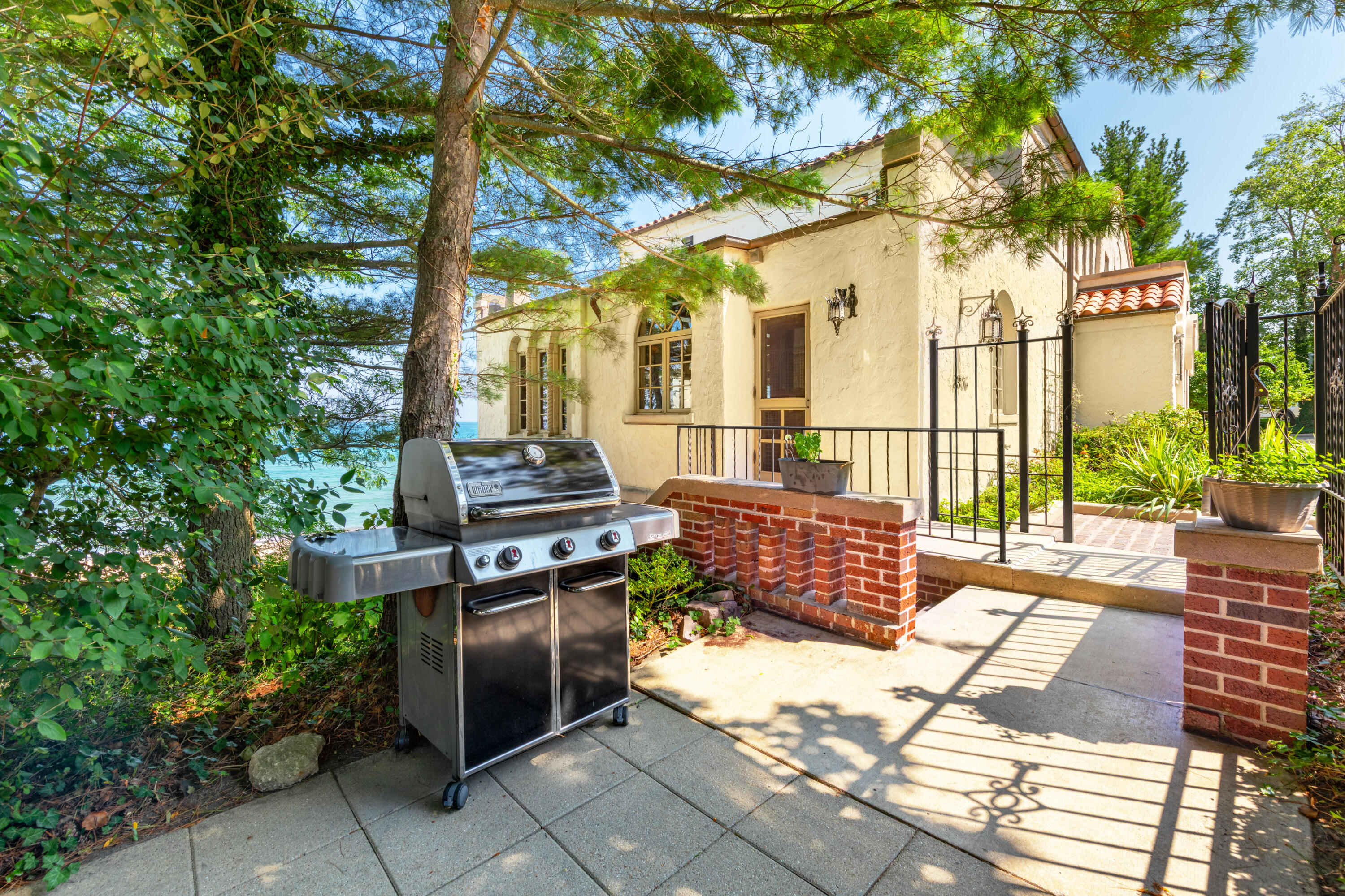 2306 Lake Shore Drive