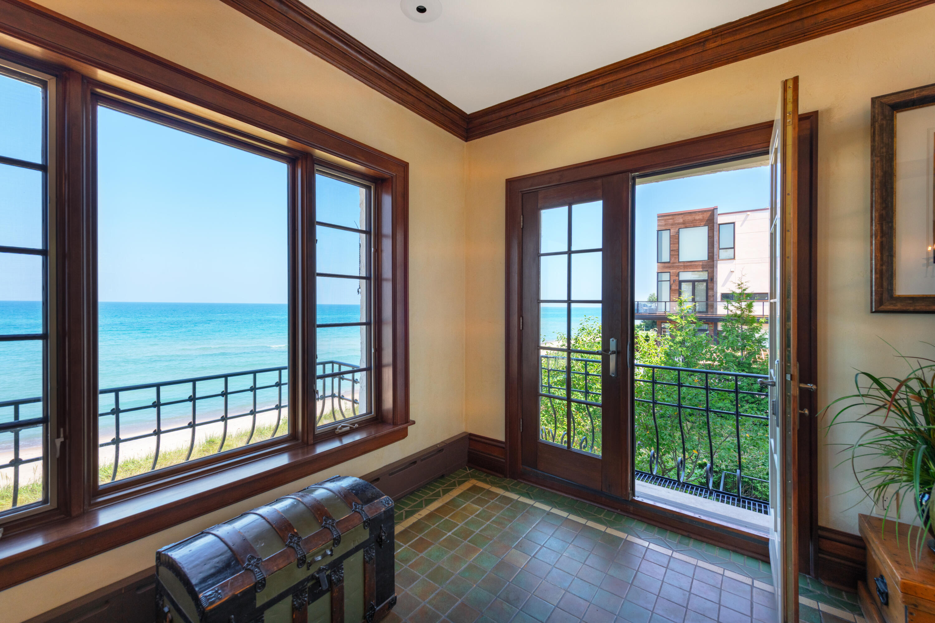 2306 Lake Shore Drive