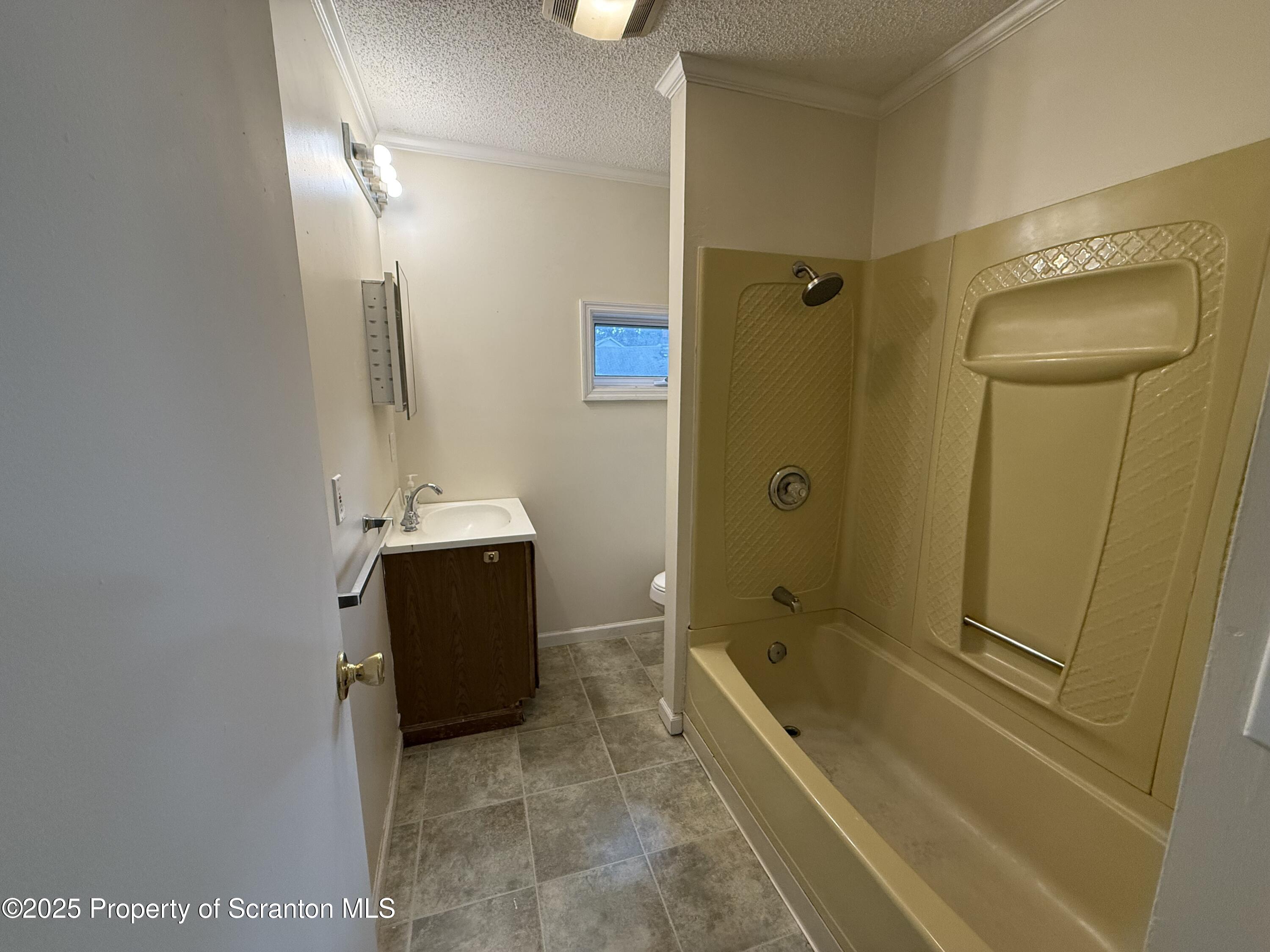 146 S Everett Avenue