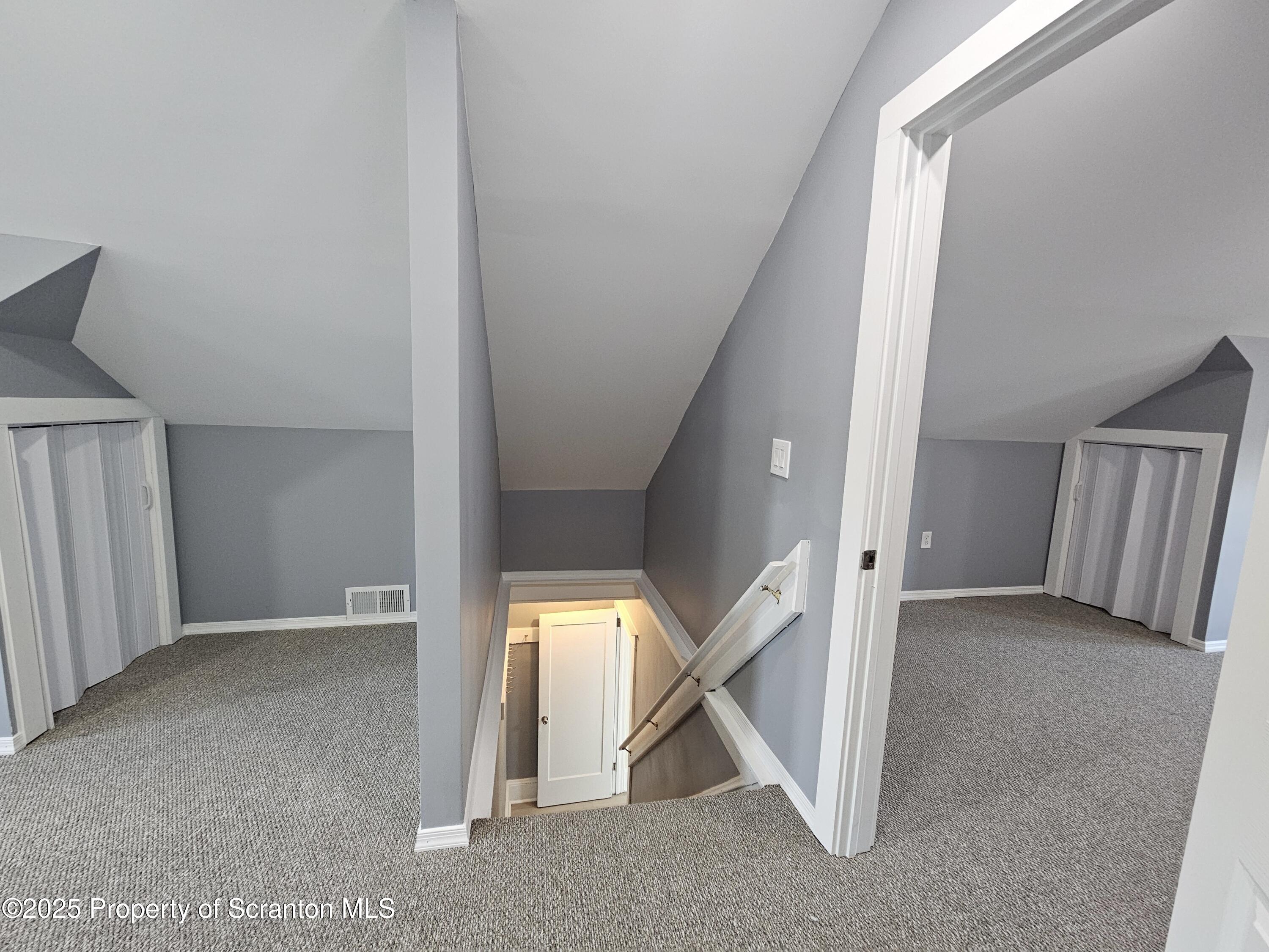 408 W Grove Street Unit: 2nd Fl