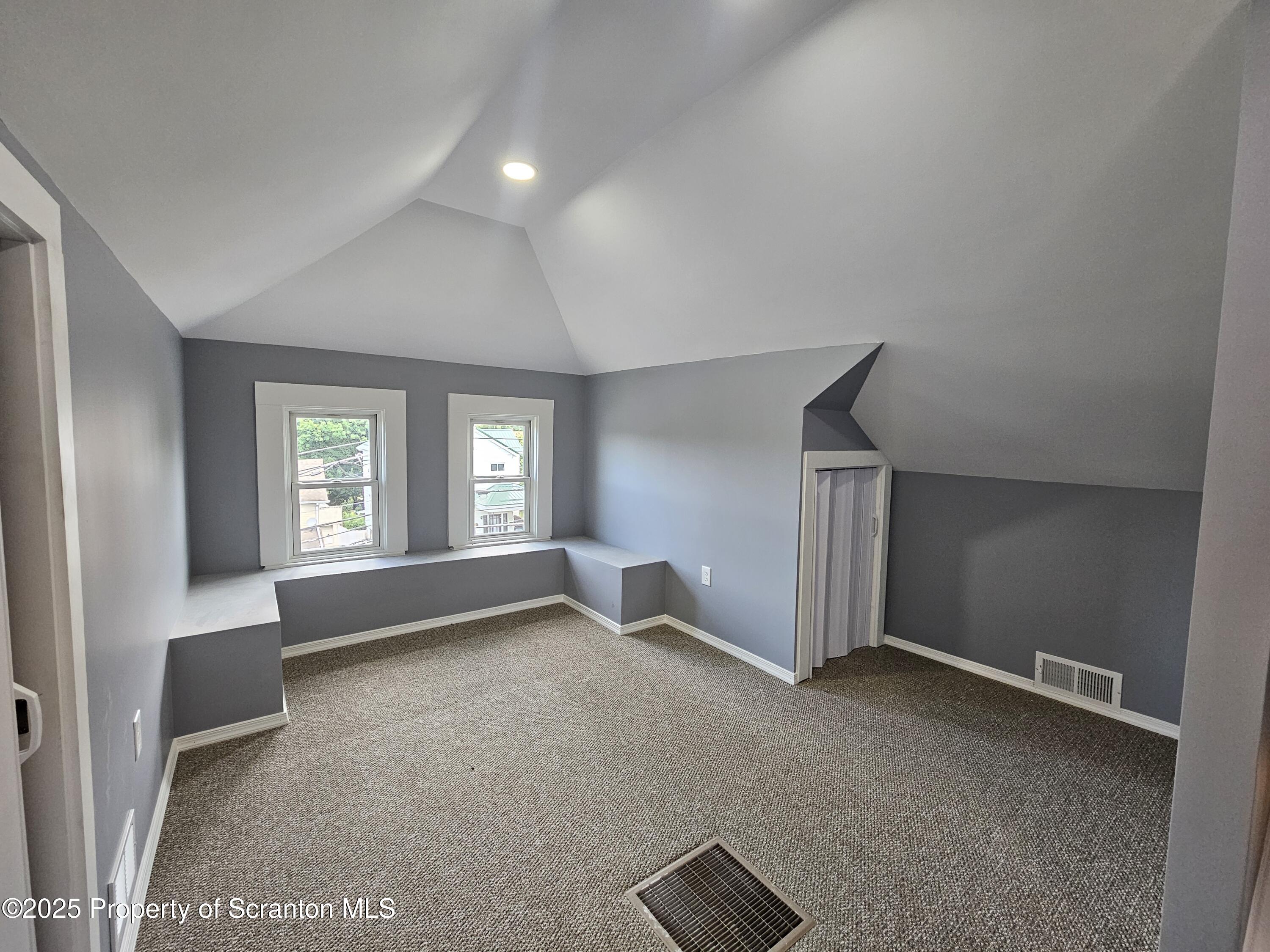408 W Grove Street Unit: 2nd Fl