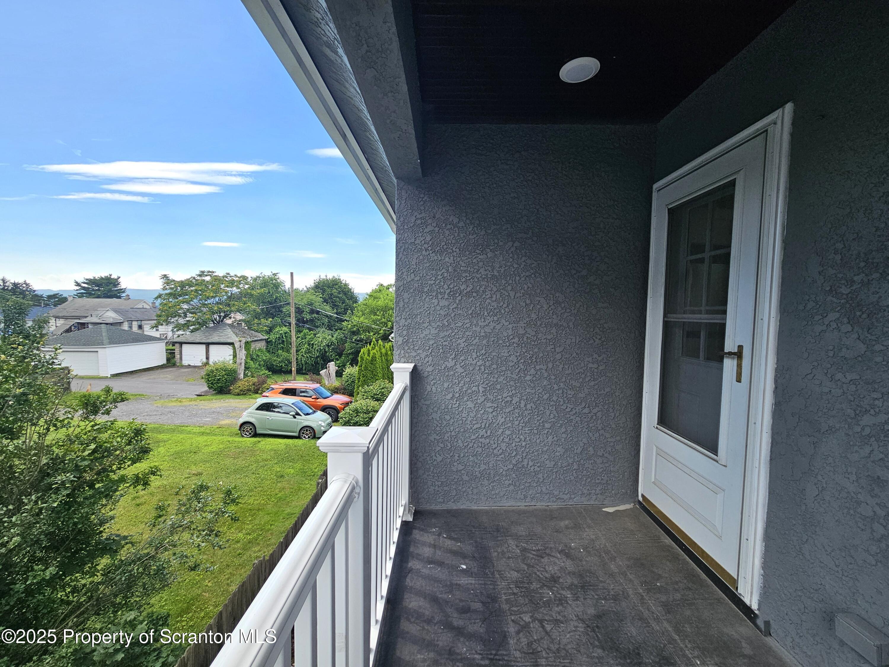 408 W Grove Street Unit: 2nd Fl