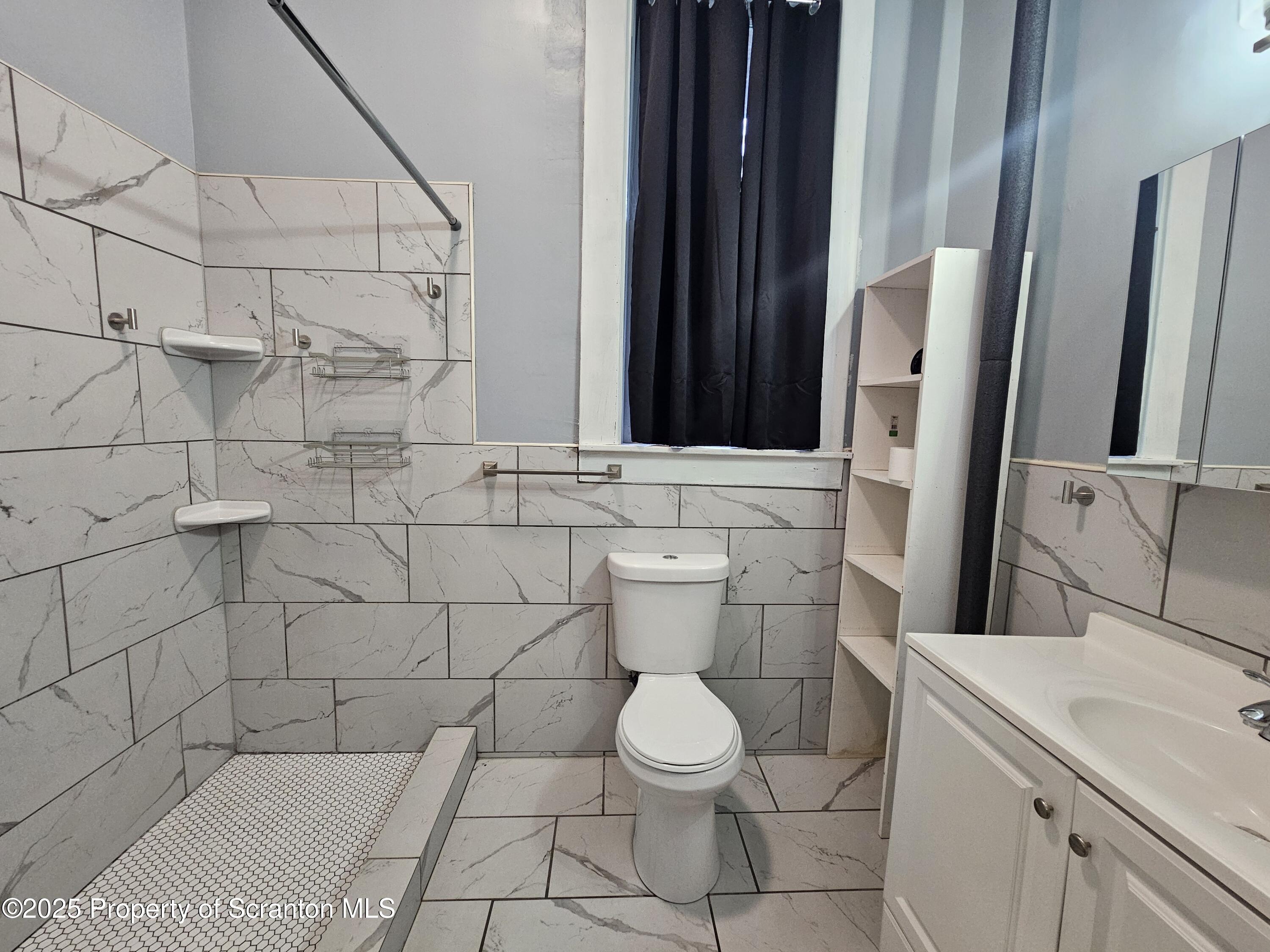 28-1/2 E Columbus Avenue Unit: 1st fl