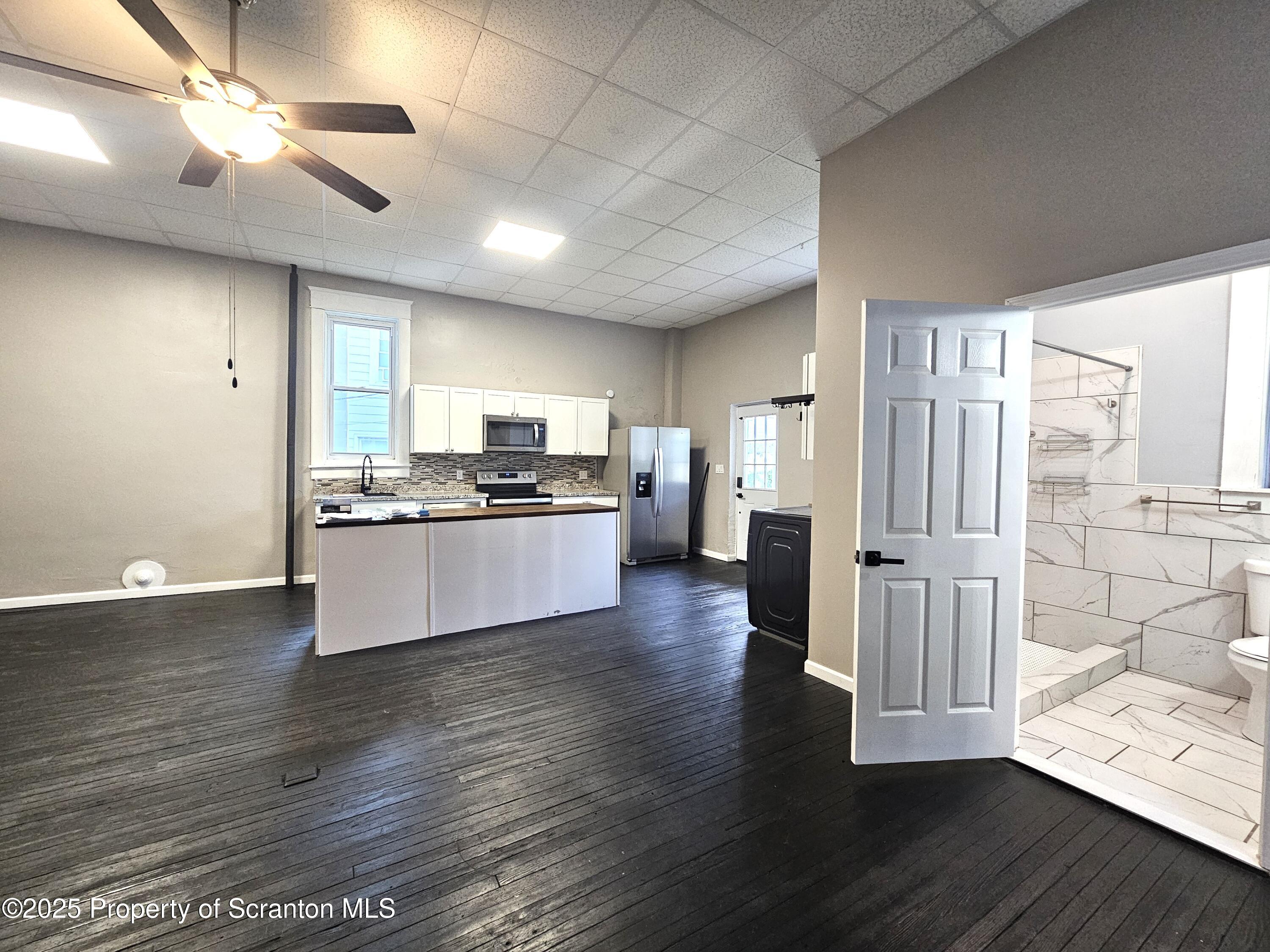 28-1/2 E Columbus Avenue Unit: 1st fl