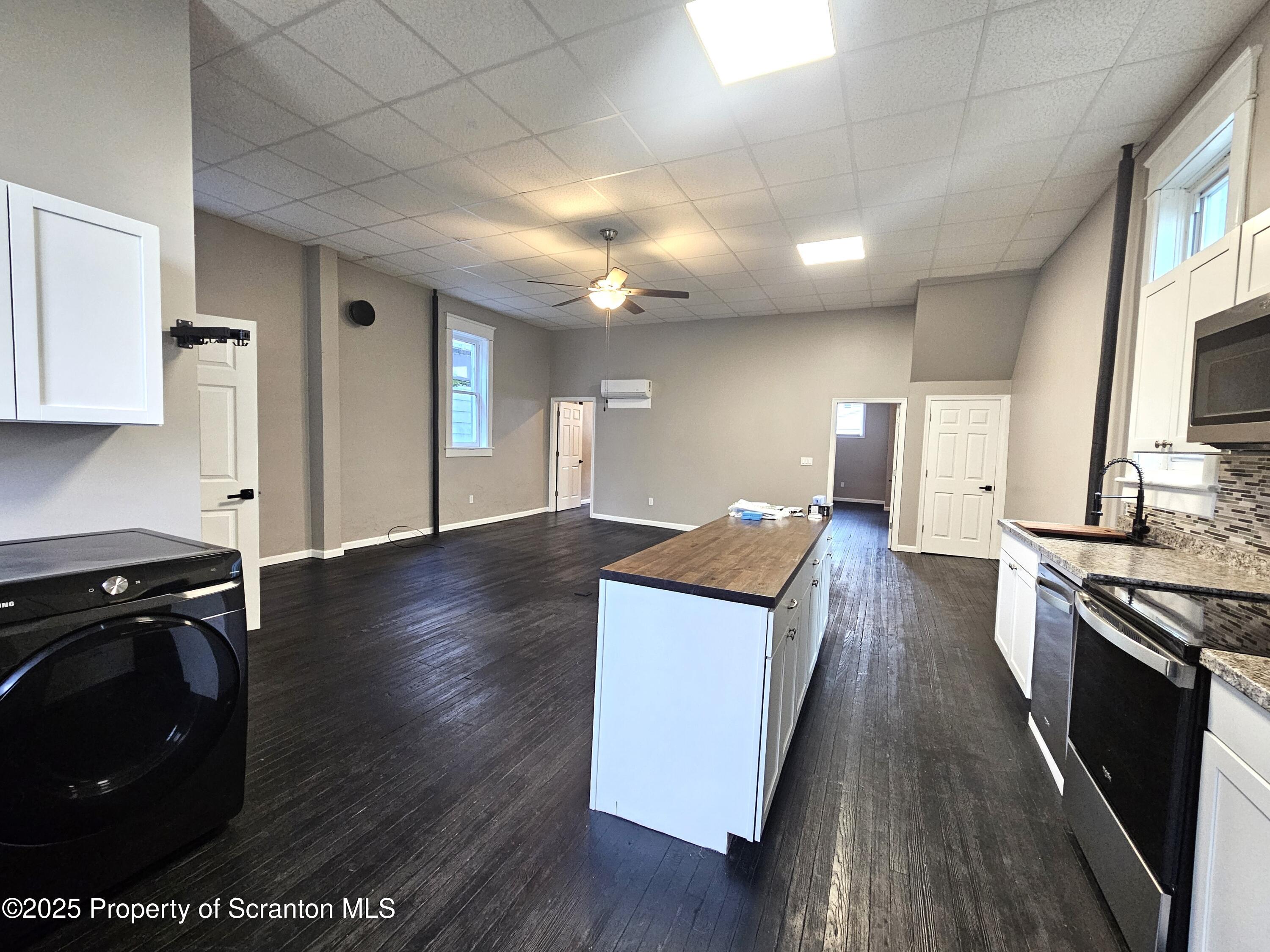 28-1/2 E Columbus Avenue Unit: 1st fl