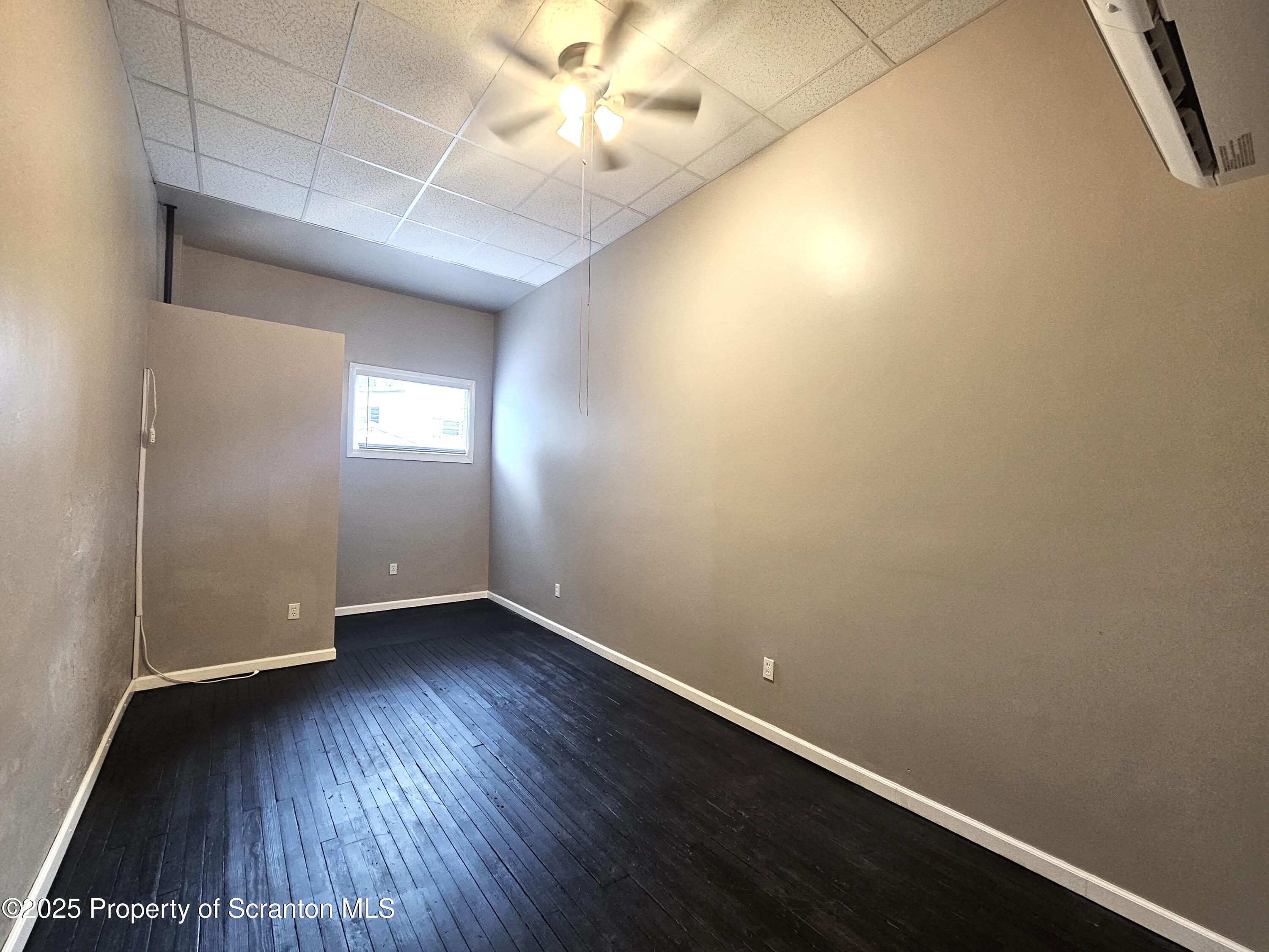 28-1/2 E Columbus Avenue Unit: 1st fl