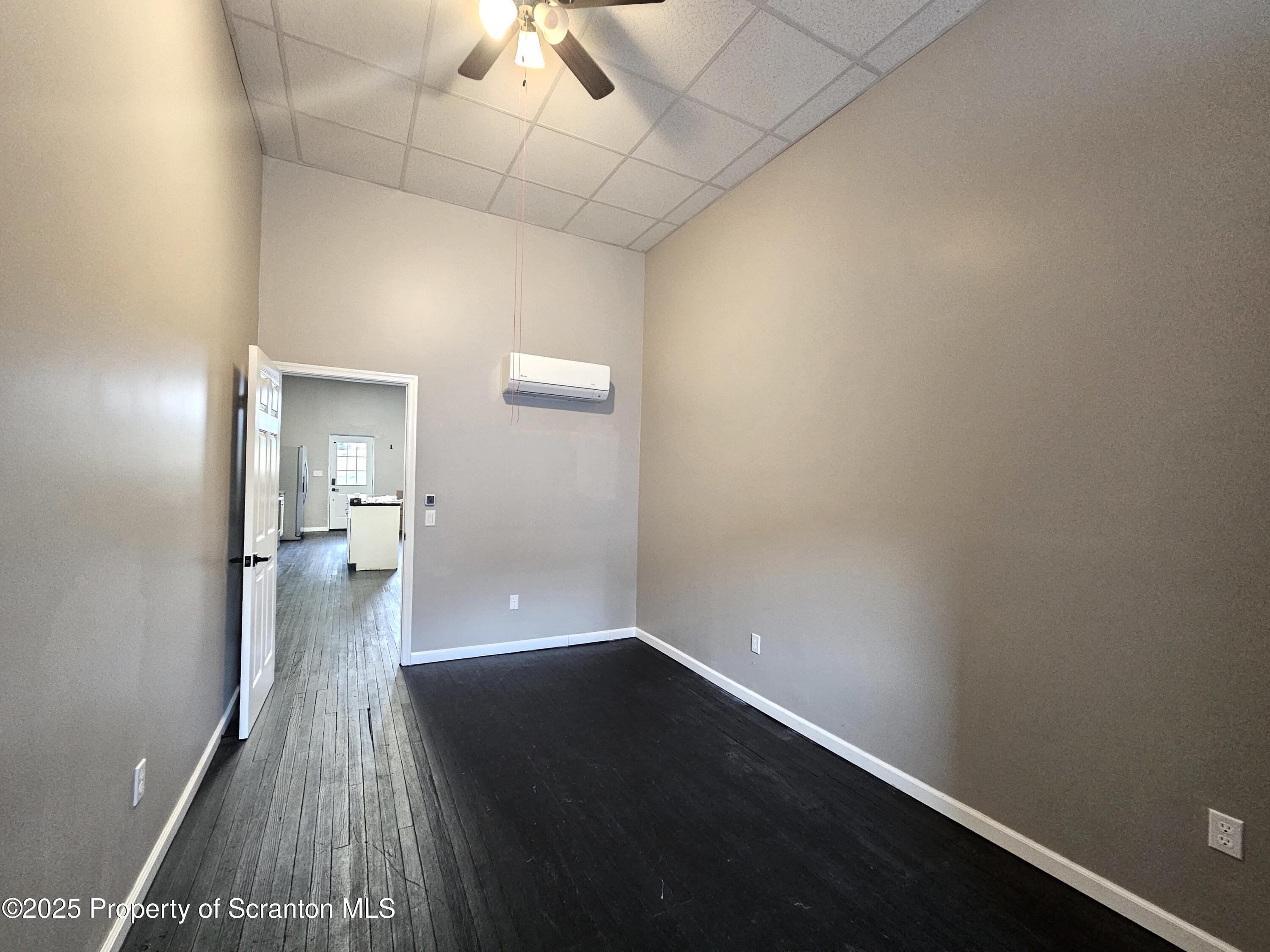 28-1/2 E Columbus Avenue Unit: 1st fl