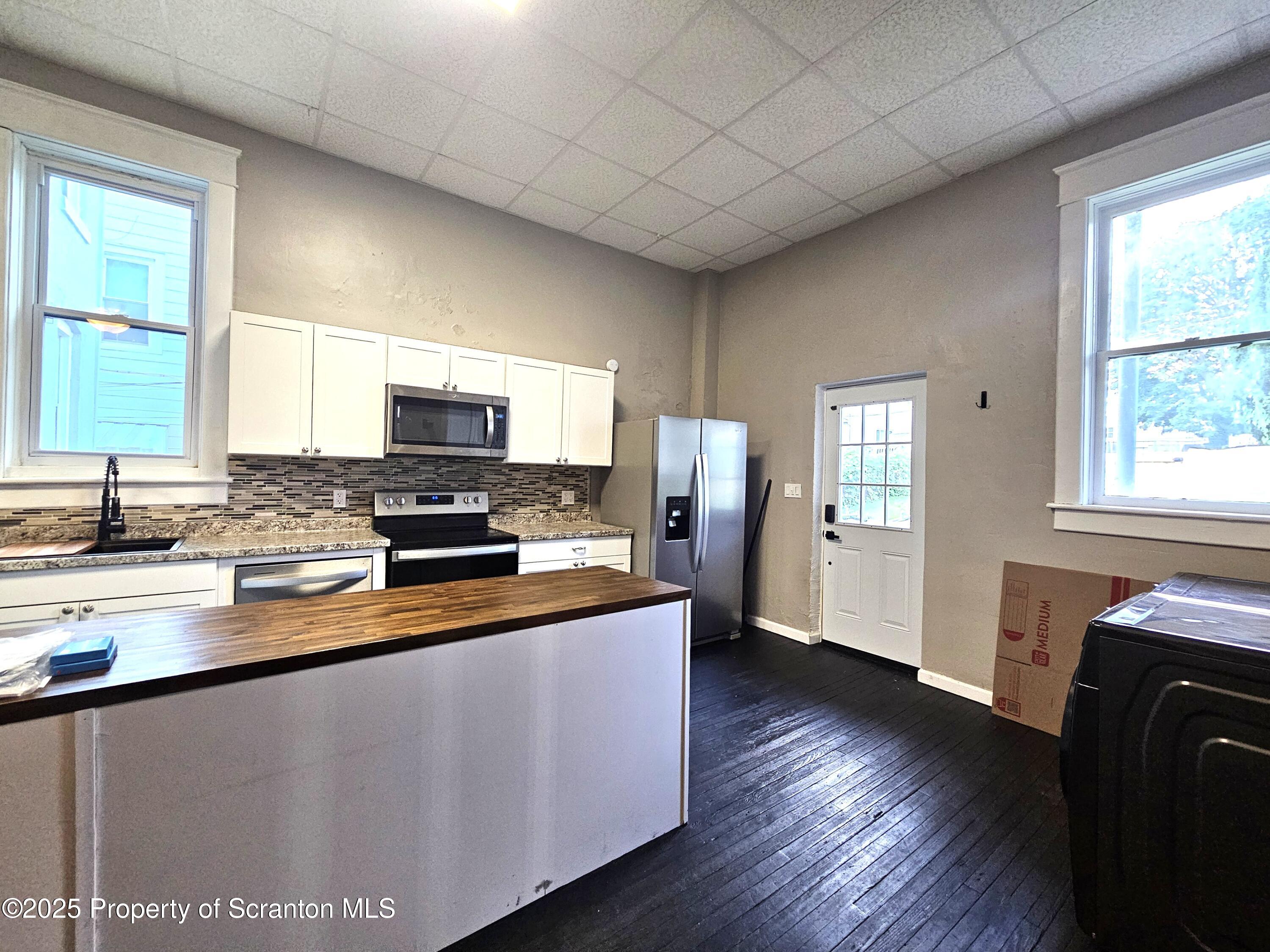 28-1/2 E Columbus Avenue Unit: 1st fl