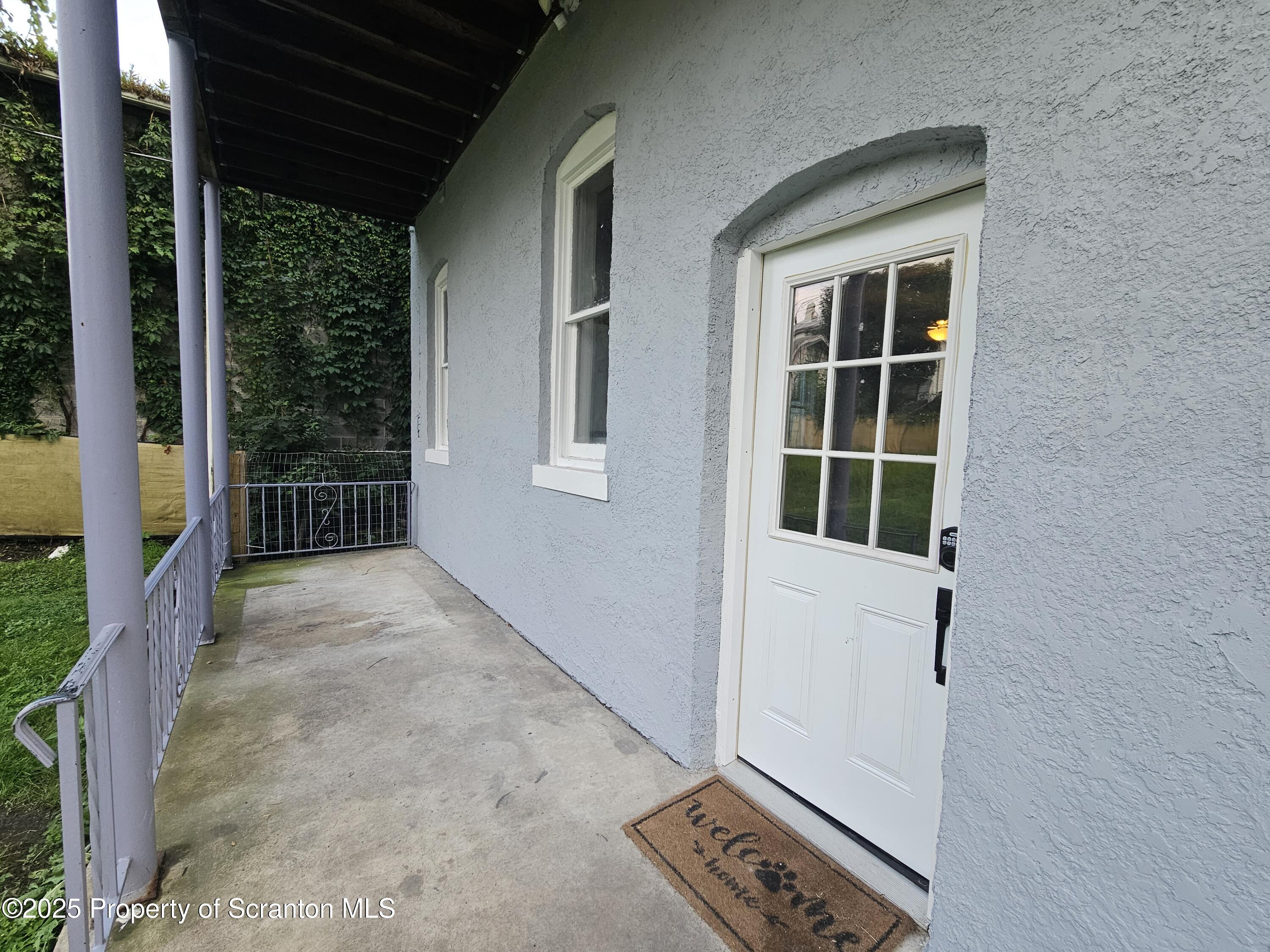 28-1/2 E Columbus Avenue Unit: 1st fl