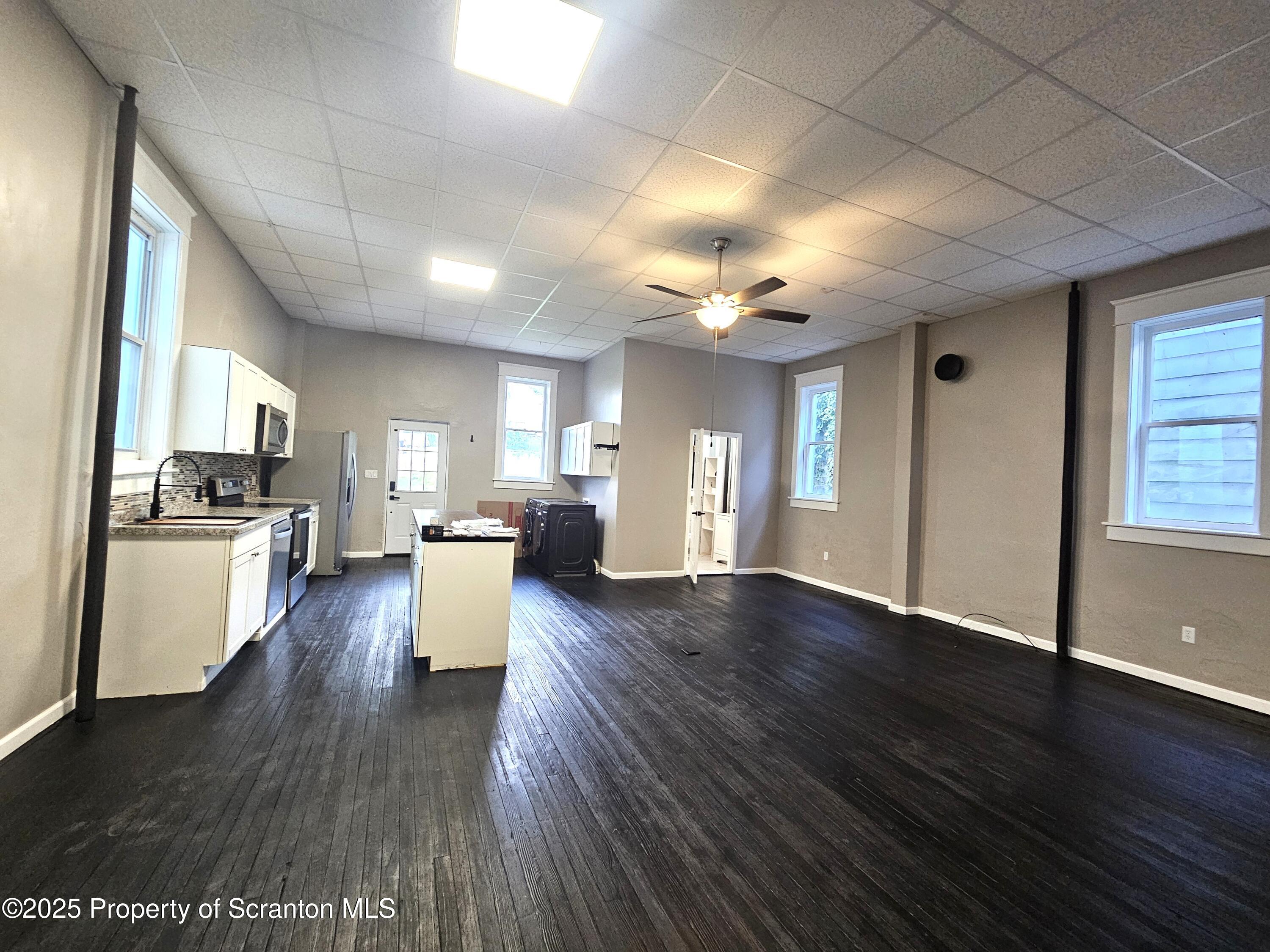 28-1/2 E Columbus Avenue Unit: 1st fl