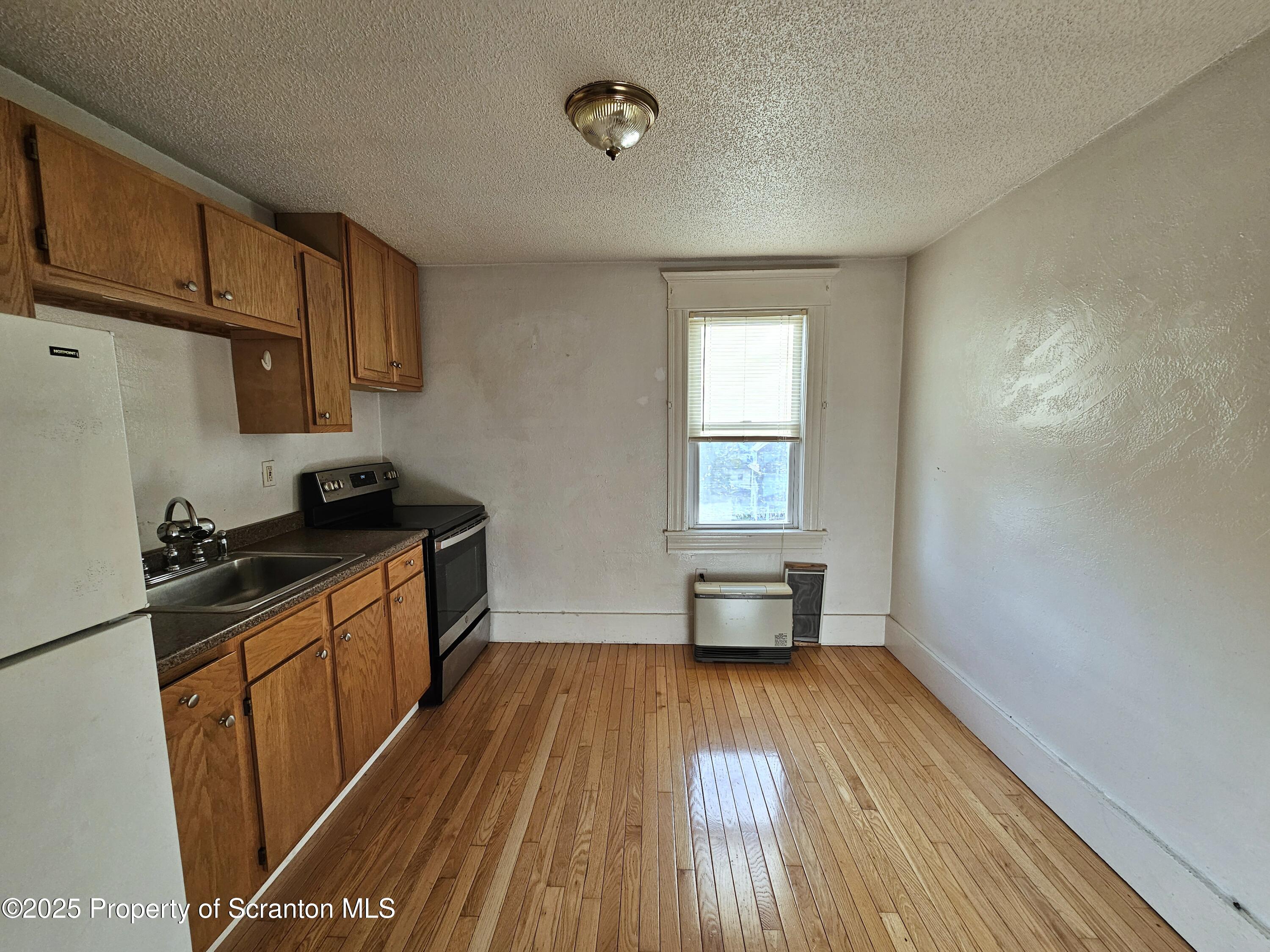 216 Elizabeth Street Unit: 2nd Fl