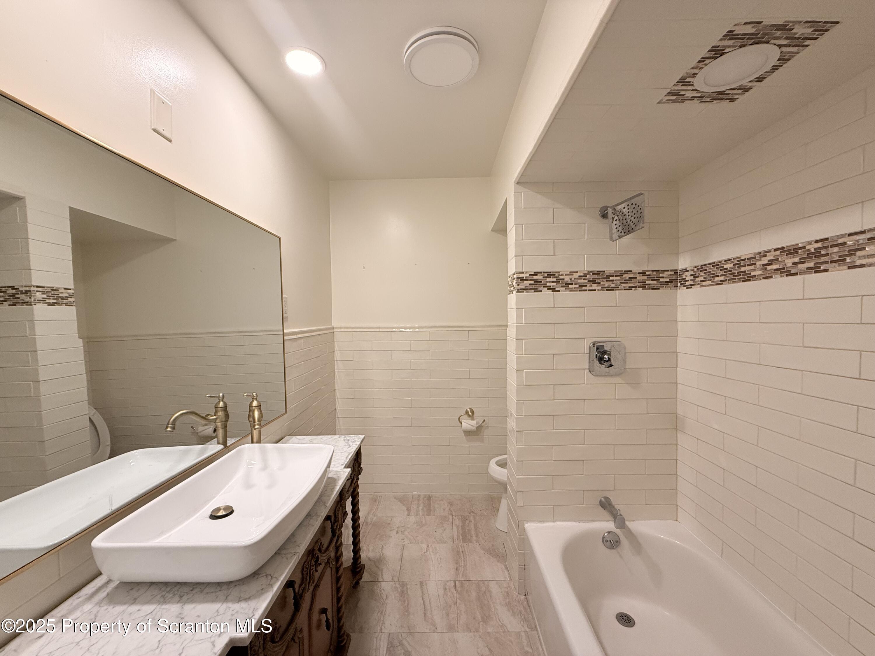 629 Clay Avenue Unit: 1st floor