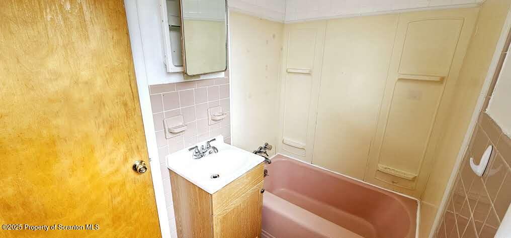 942 E Elm Street Unit: 2nd floor