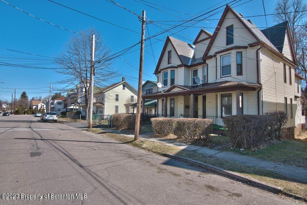 1418 Capouse (bottom floor) Avenue