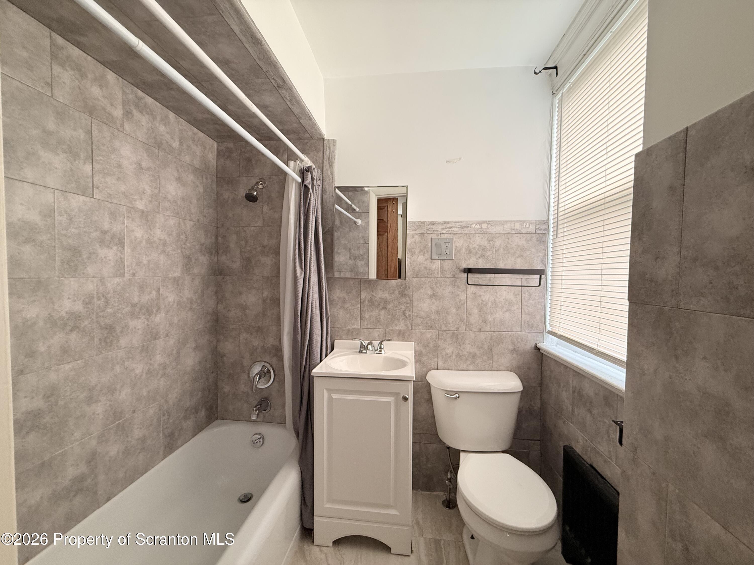 629 Clay Ave Avenue Unit: 3rd floor