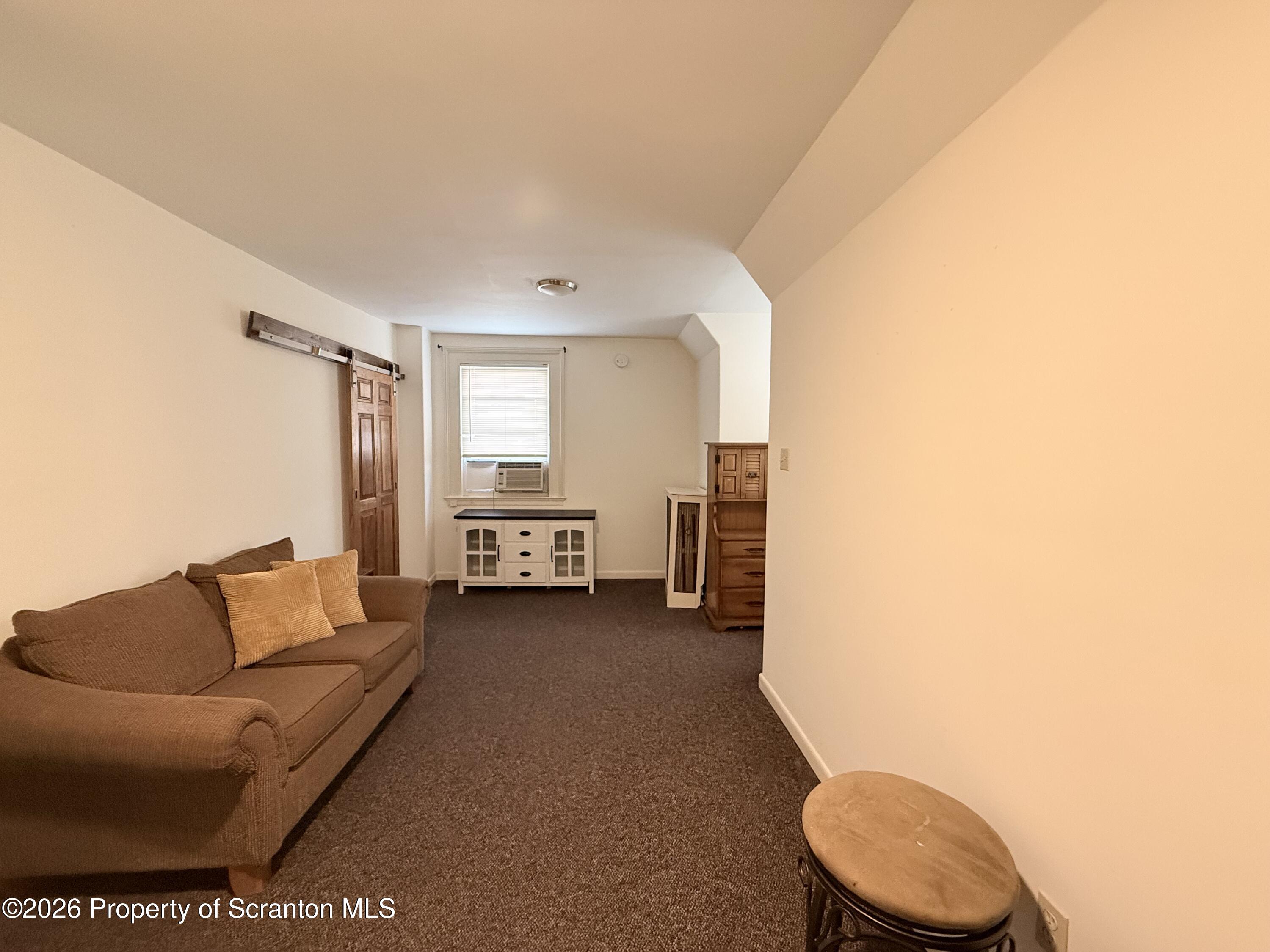 629 Clay Ave Avenue Unit: 3rd floor