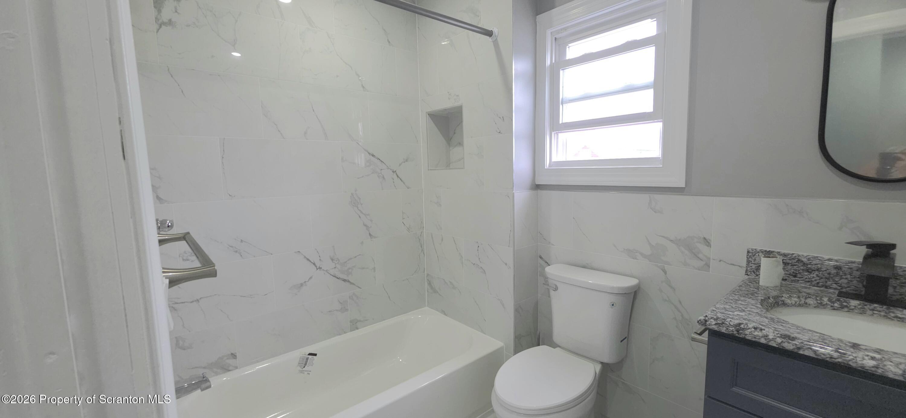 215 S Valley Avenue Unit: 2nd Fl
