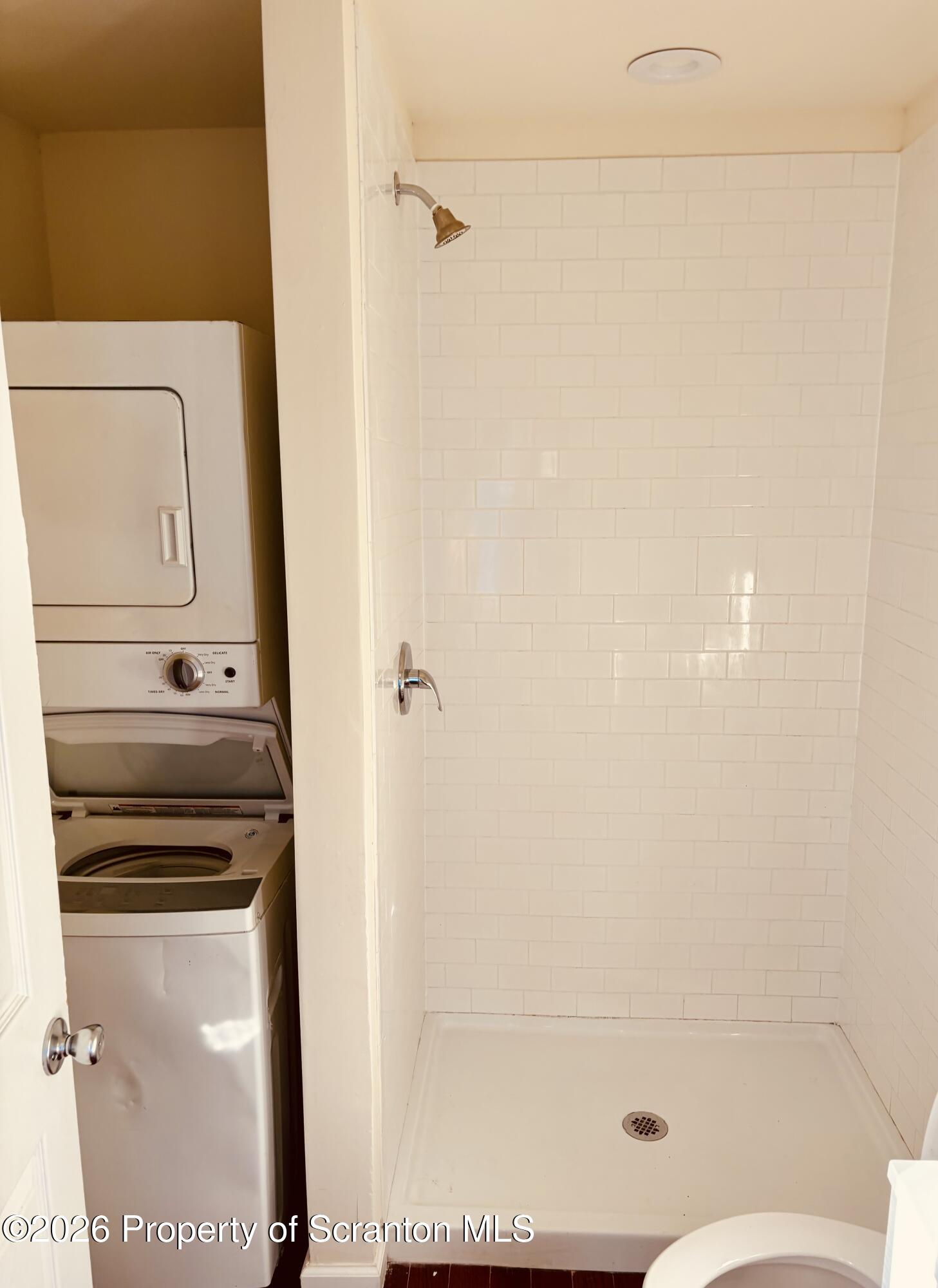 3709 Laurel Avenue Unit: Rear 2nd Floor