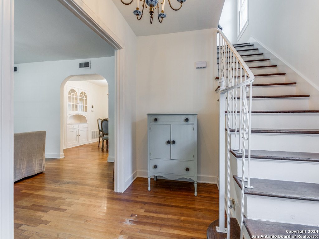 216 MONTCLAIR ST