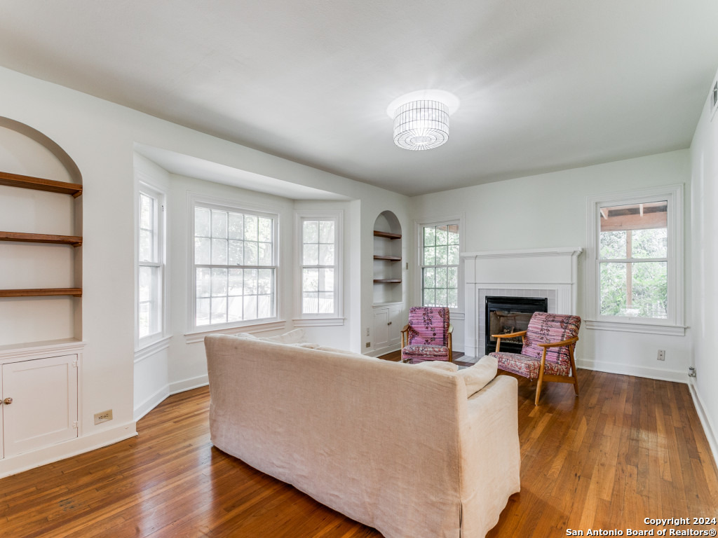 216 MONTCLAIR ST