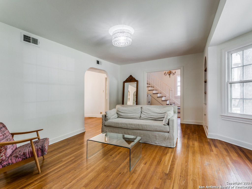 216 MONTCLAIR ST