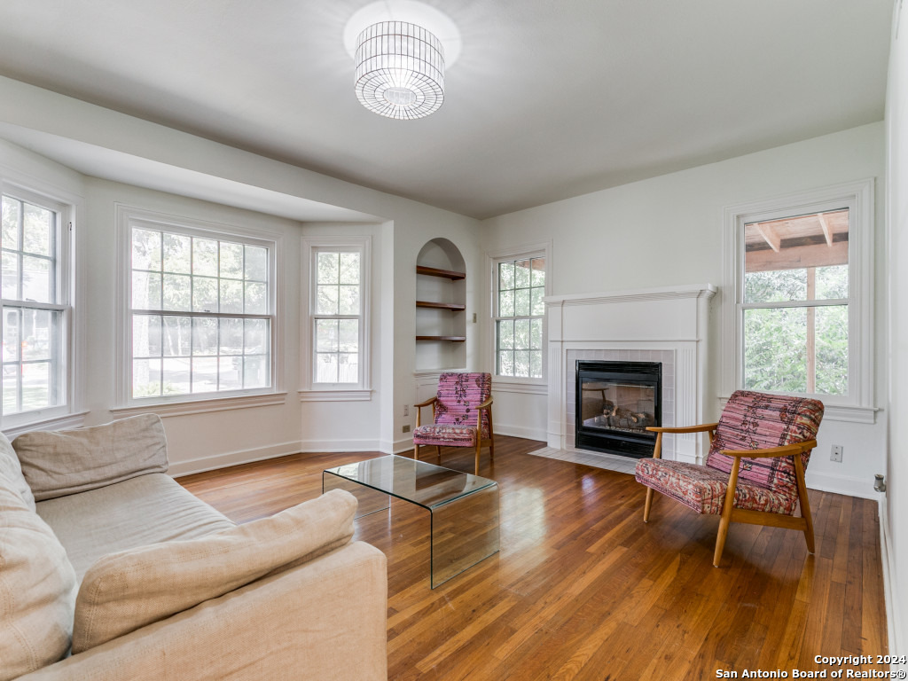 216 MONTCLAIR ST