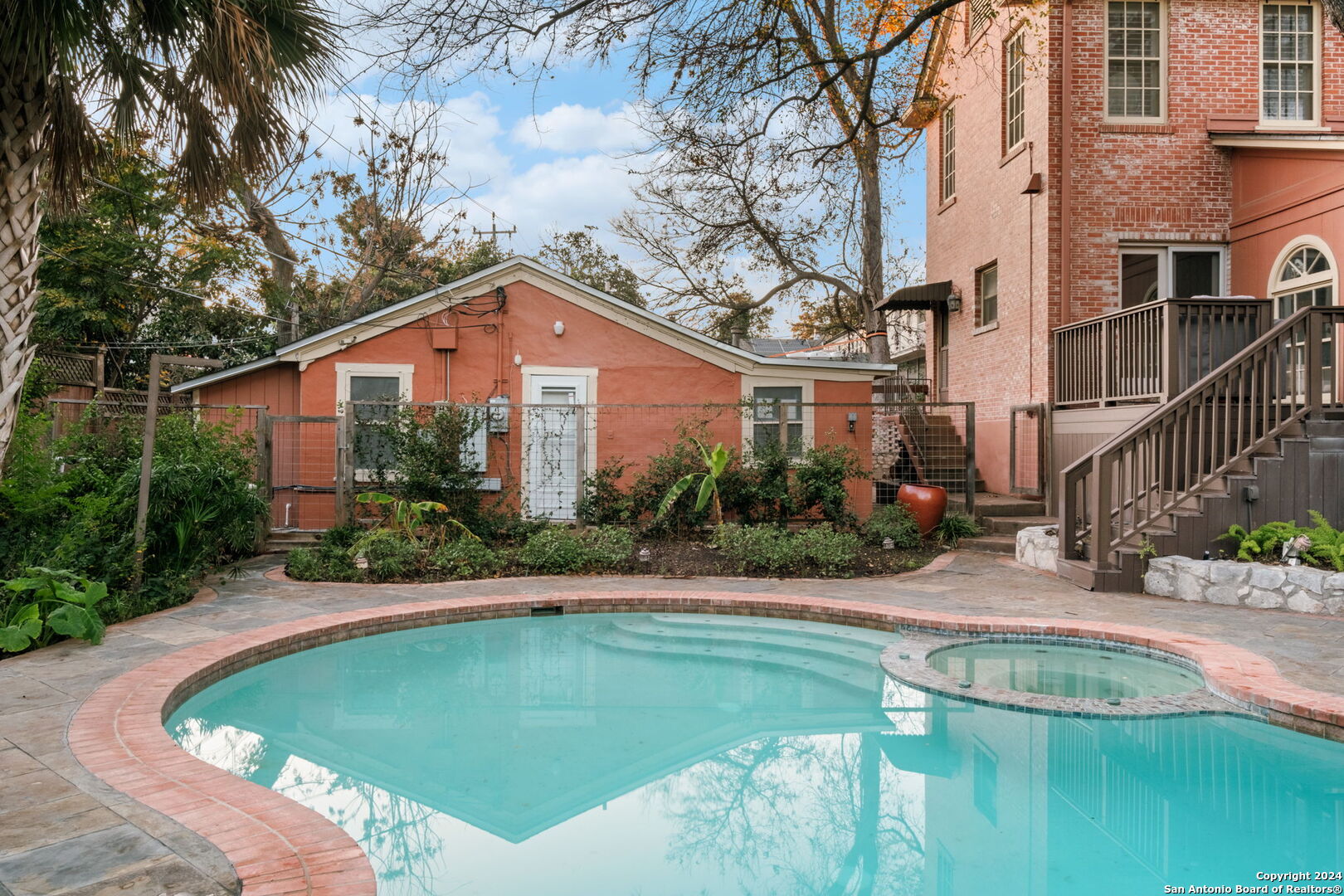 208 canterbury hill