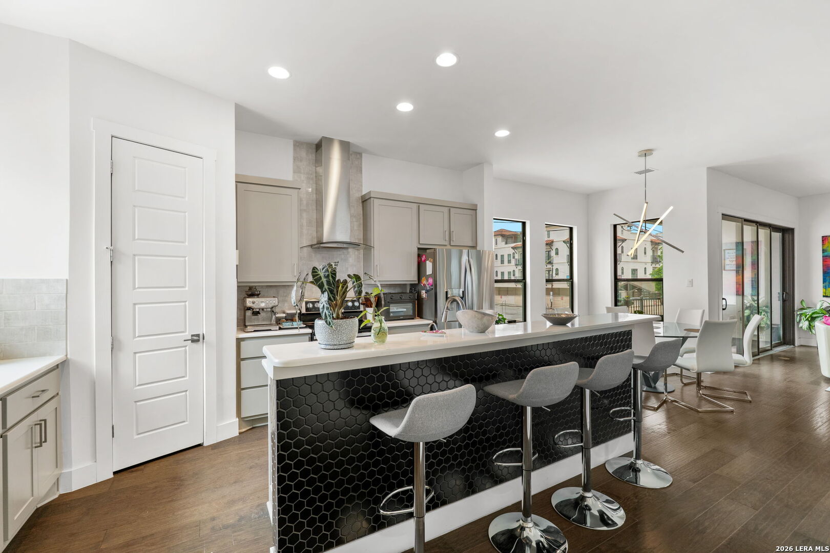 825 N Saint Marys St UNIT 301