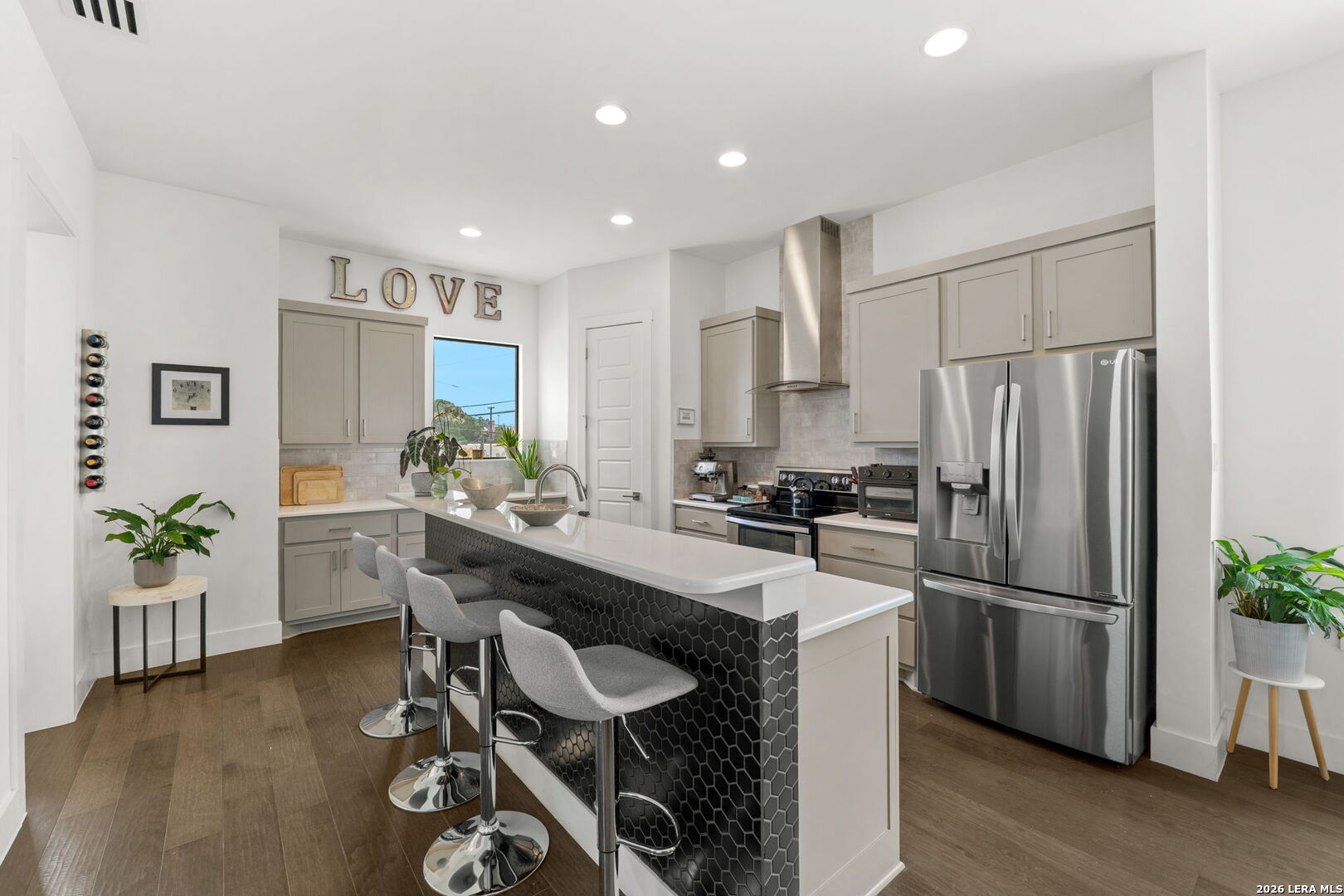 825 N Saint Marys St UNIT 301