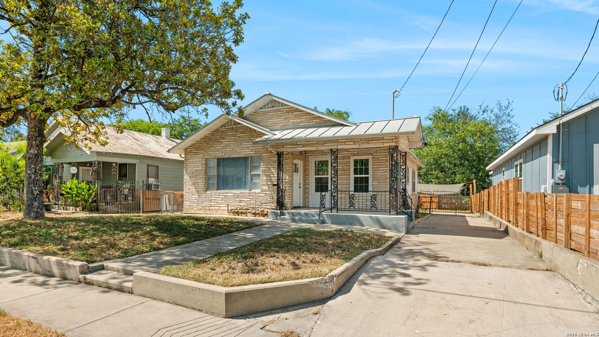 2727 E HOUSTON ST