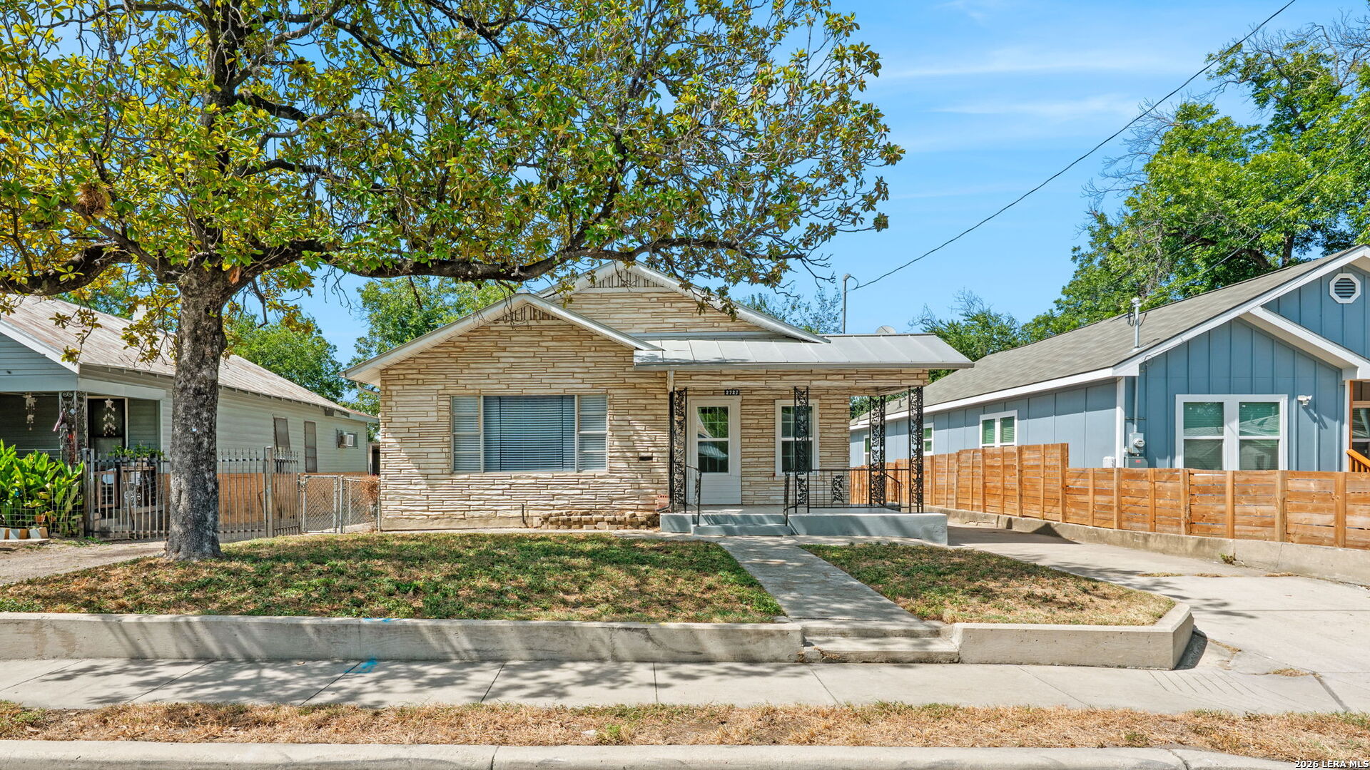 2727 E HOUSTON ST