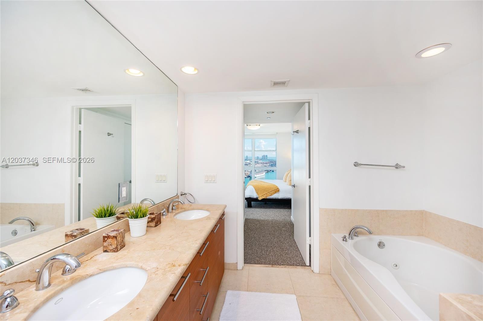 50 Biscayne Blvd # 4104