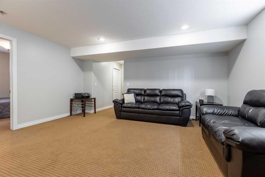 151 Vista Close SE