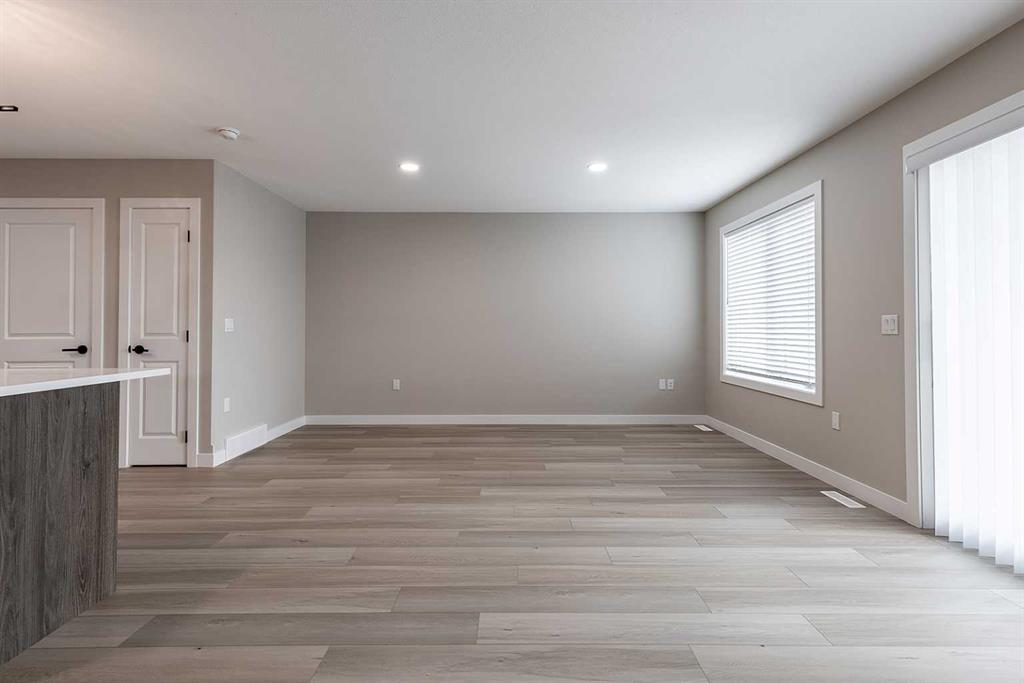 192 Somerset Way SE Unit: 1-4