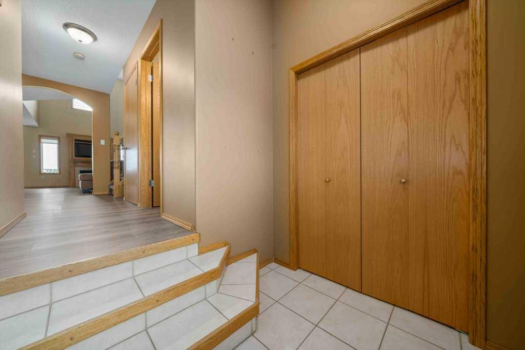6 Stonegate Crescent SE
