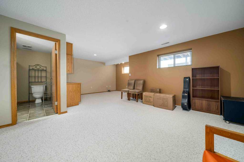 6 Stonegate Crescent SE