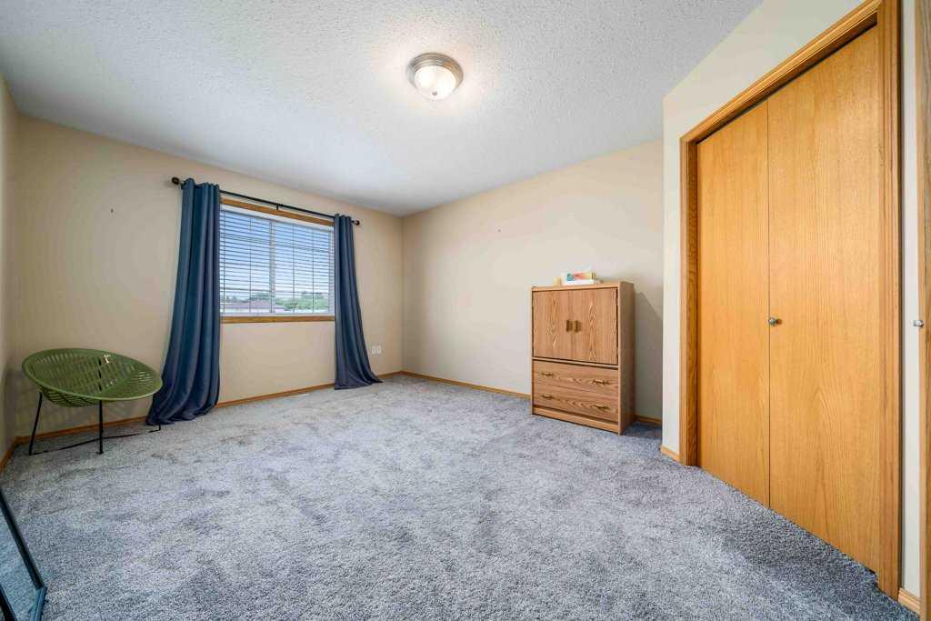 6 Stonegate Crescent SE