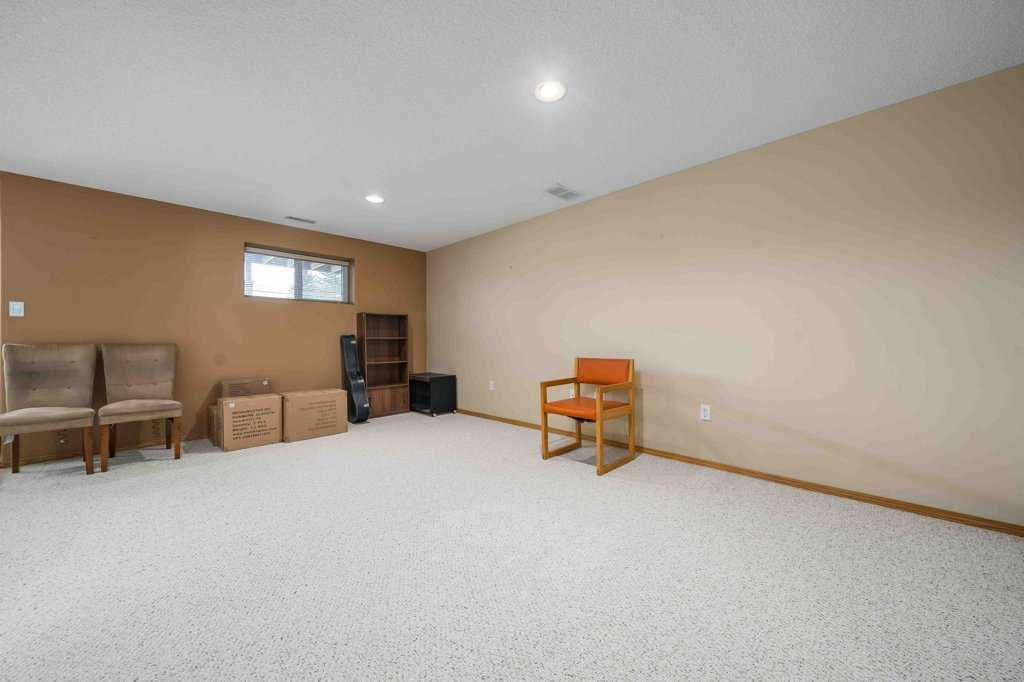 6 Stonegate Crescent SE