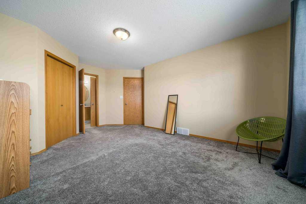 6 Stonegate Crescent SE
