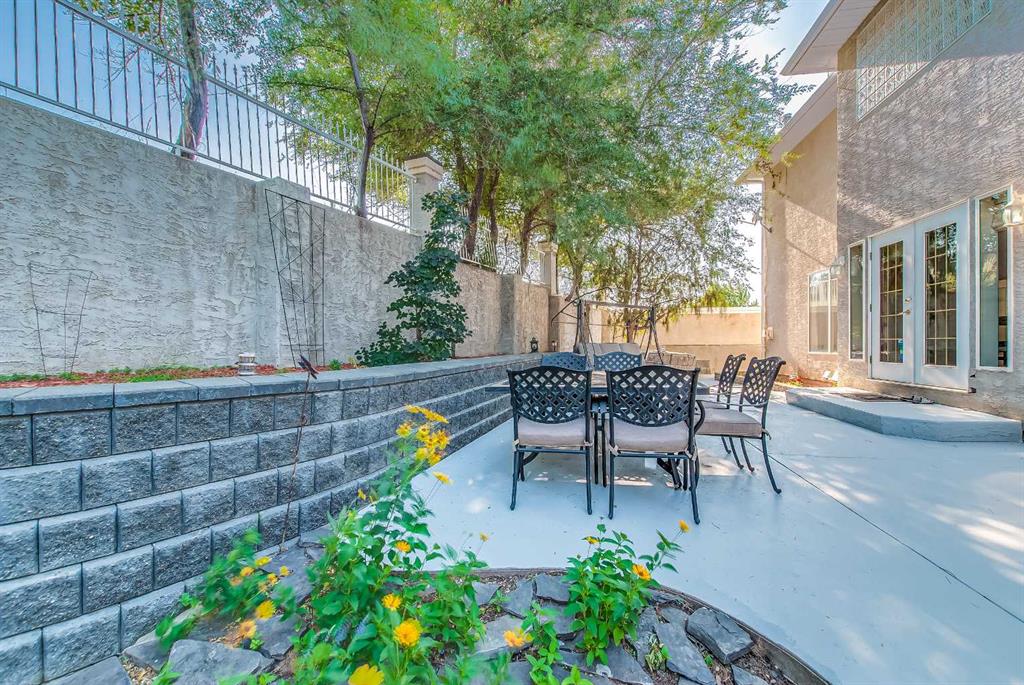 23 Chinook Place SW