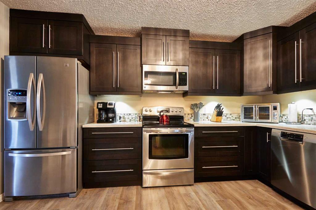 11 Iris Court SE